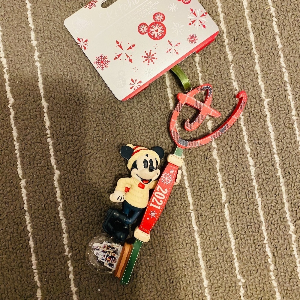 Disney - 2021 Holiday Key, Sketchbook Ornament Collection, Brand New with Tags
